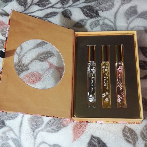 Daisy Marc Jacobs Perfume Set - Picture 3 of 5